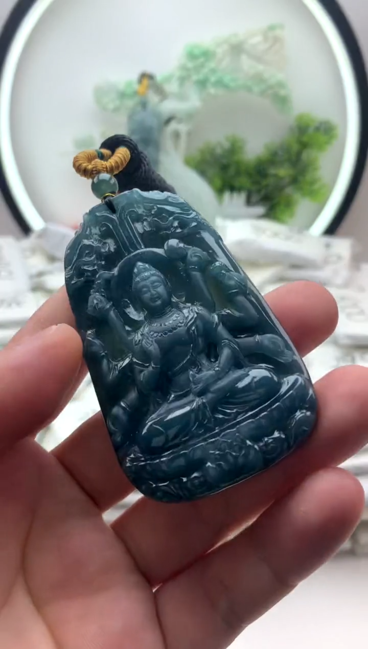 翡翠未镶嵌颈饰千手观音