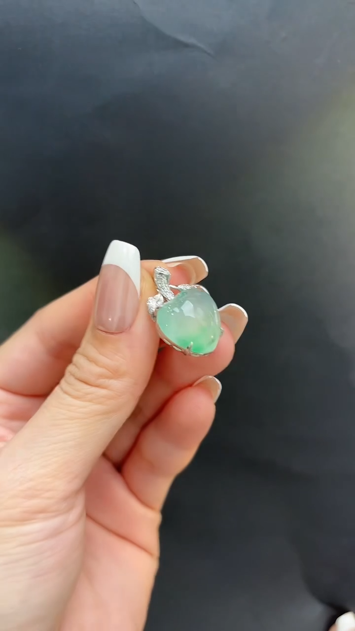 【闪购商品】翡翠吊坠(不含链)18K金镶嵌翡翠桃子吊坠多人不退不换