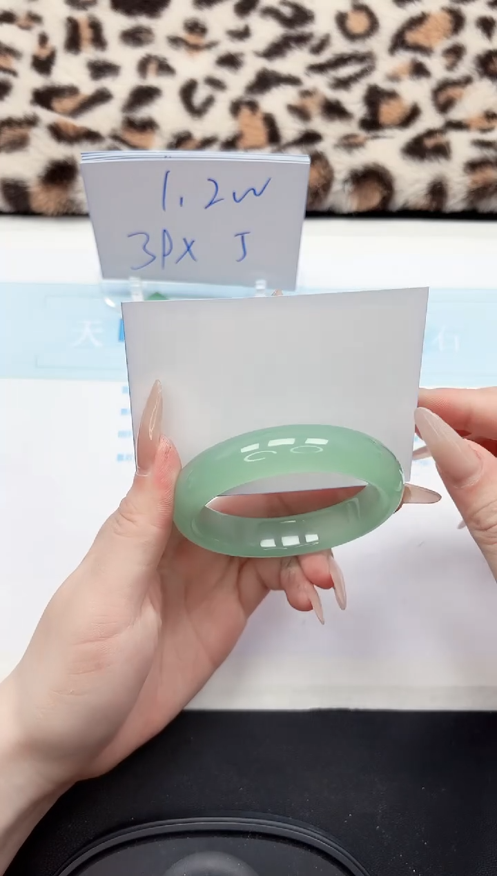 【闪购商品】石英质玉手镯未镶嵌185-60