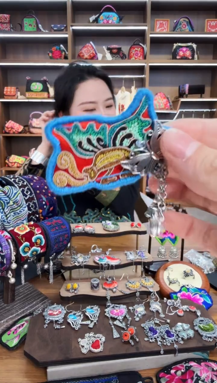 【闪购商品】织绣221蒙阿苏苗绣传承