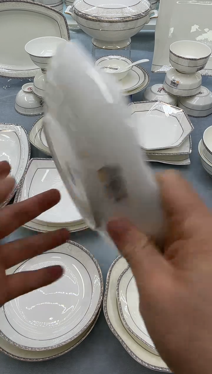 骨瓷玲珑8花2个    