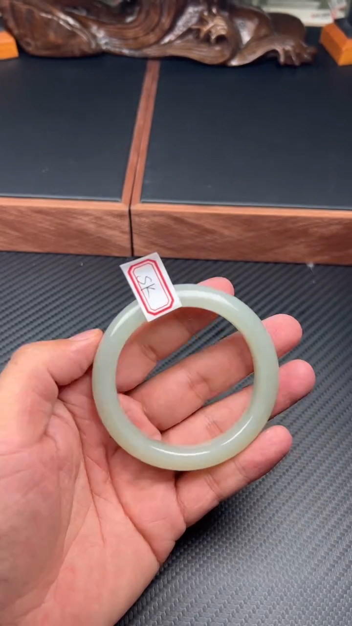 和田玉手镯未镶嵌且末微色差近矿55SK