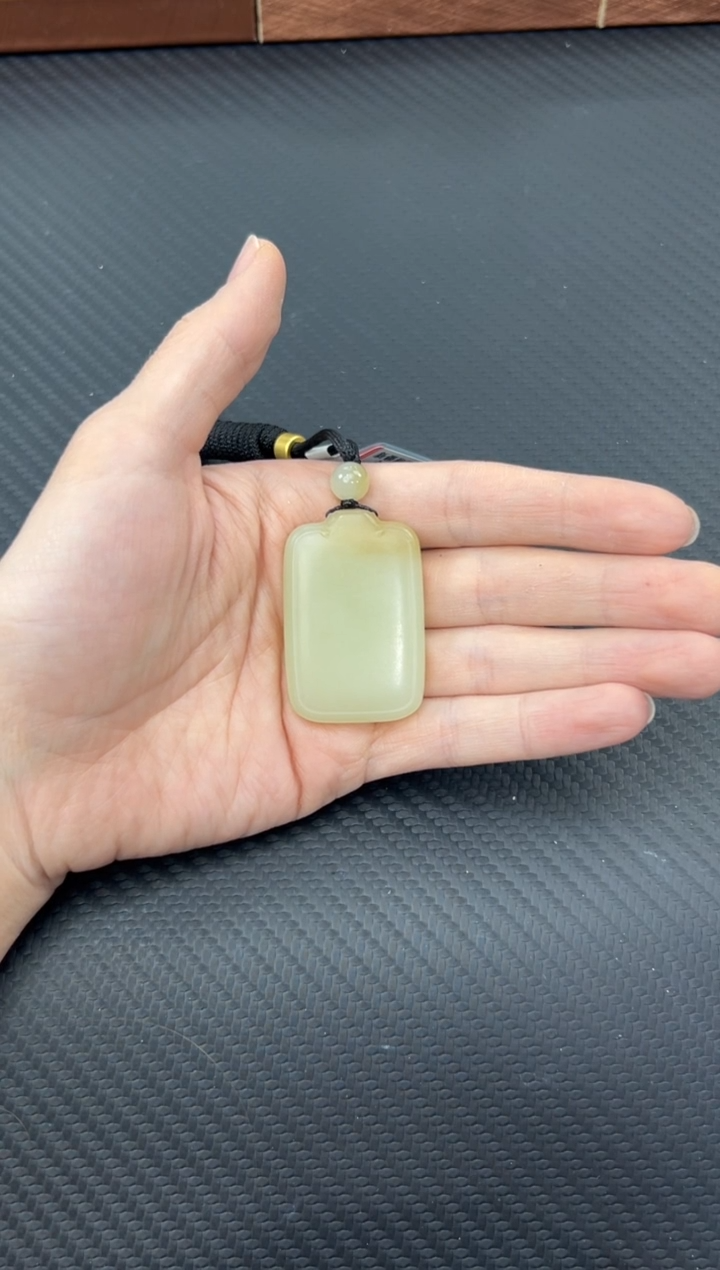 【闪购商品】和田玉吊坠(赠链)未镶嵌且末差金微色差山吊坠