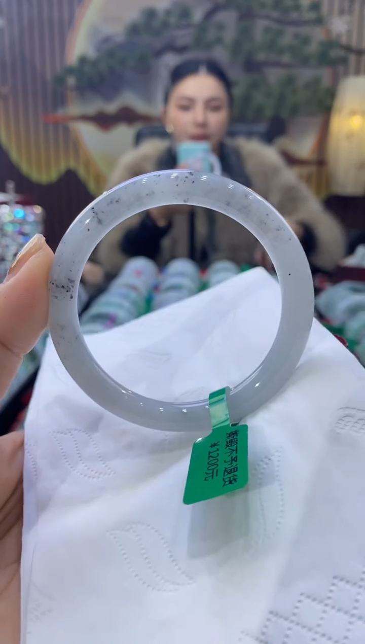 【闪购商品】翡翠手镯未镶嵌多人08277