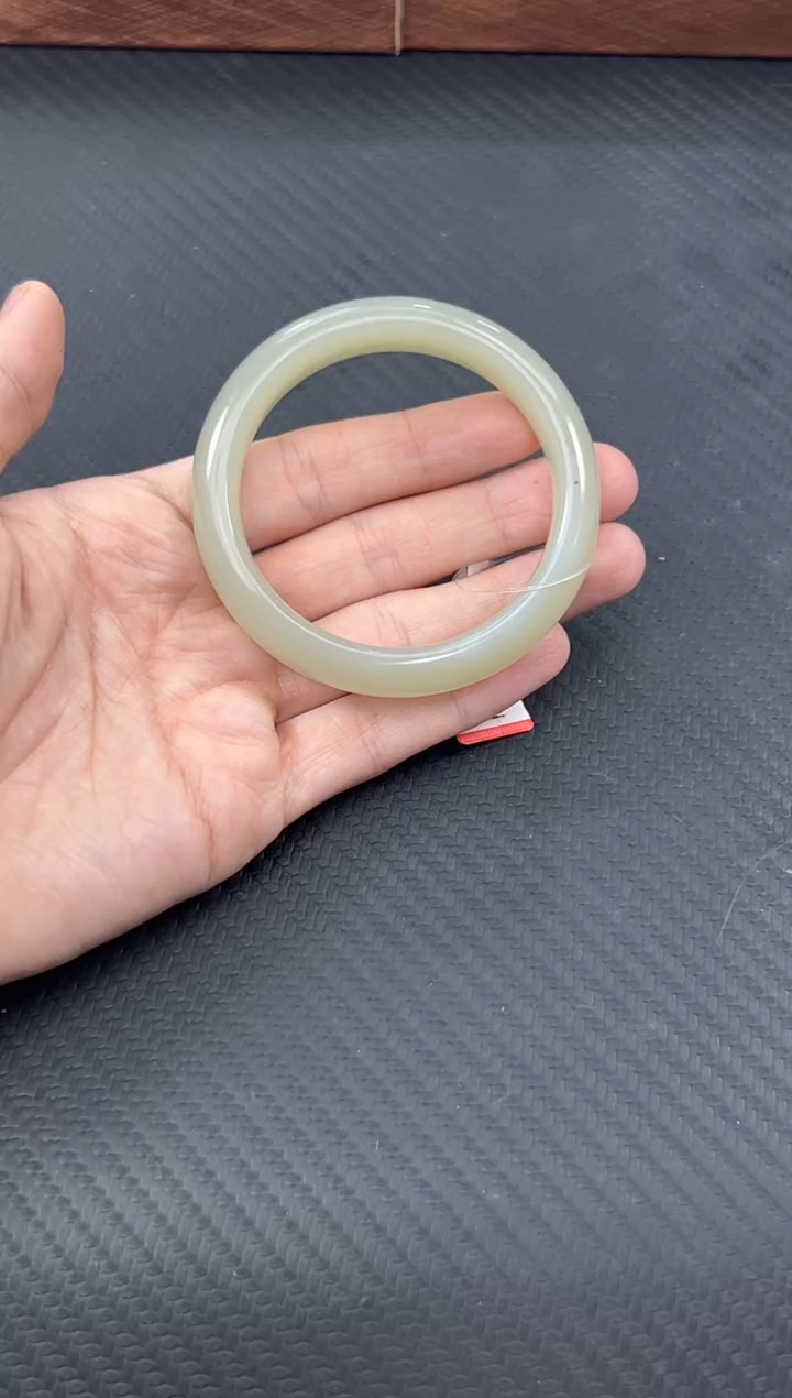 和田玉手镯未镶嵌且末微色差近矿54手镯Km