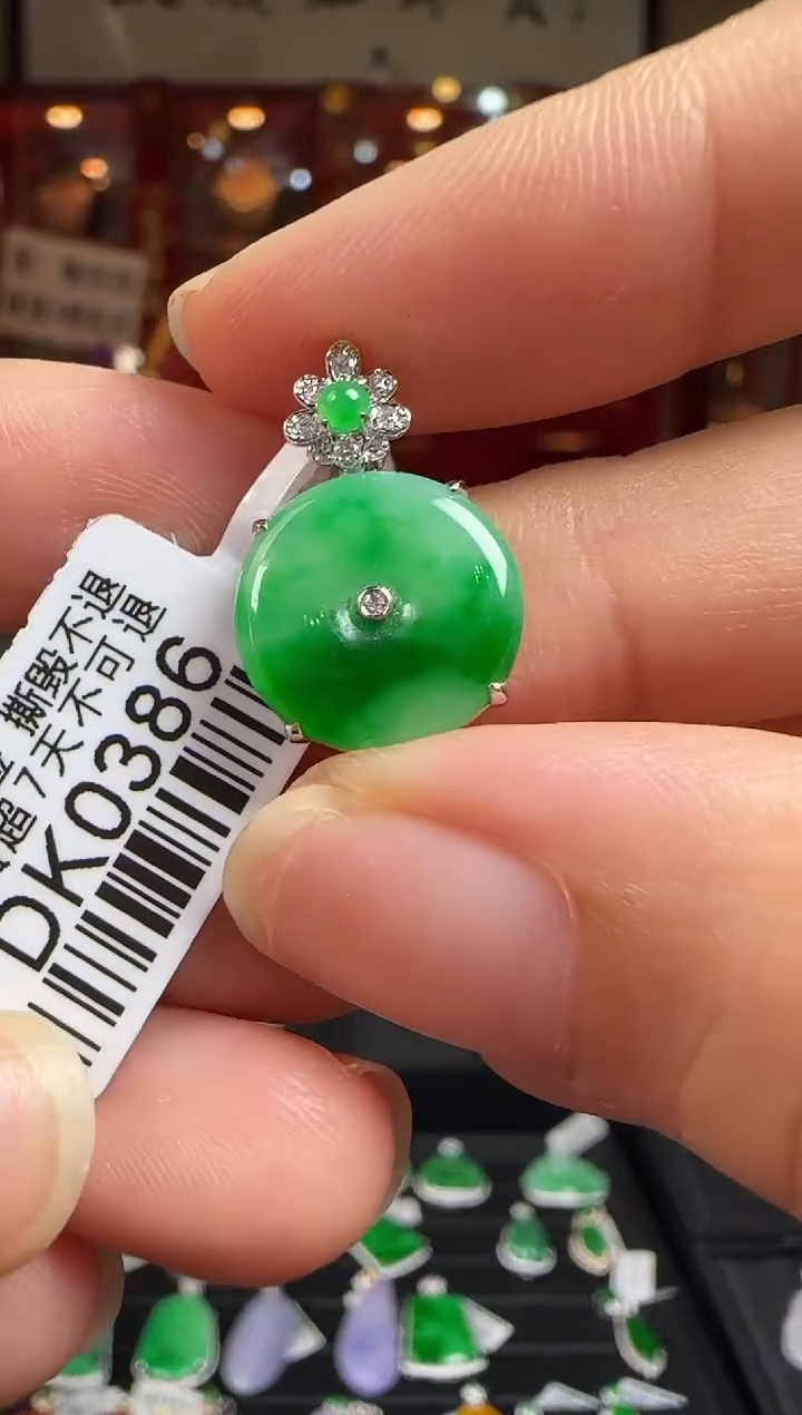 翡翠18K金镶嵌颈饰DK0386冰绿平安扣