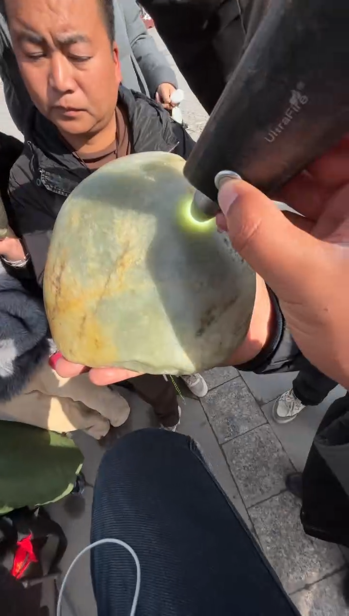 未镶嵌和田玉（糖玉）挂件和田玉