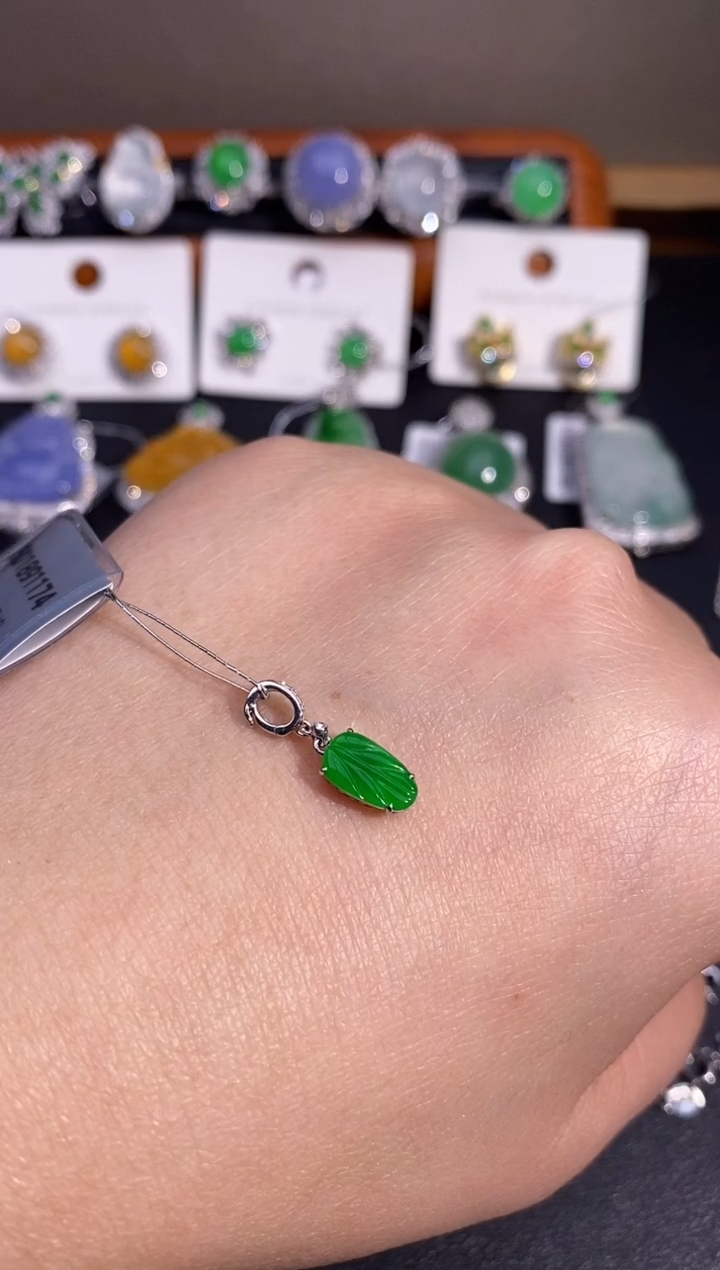 【闪购商品】翡翠颈饰18K金镶嵌吊坠