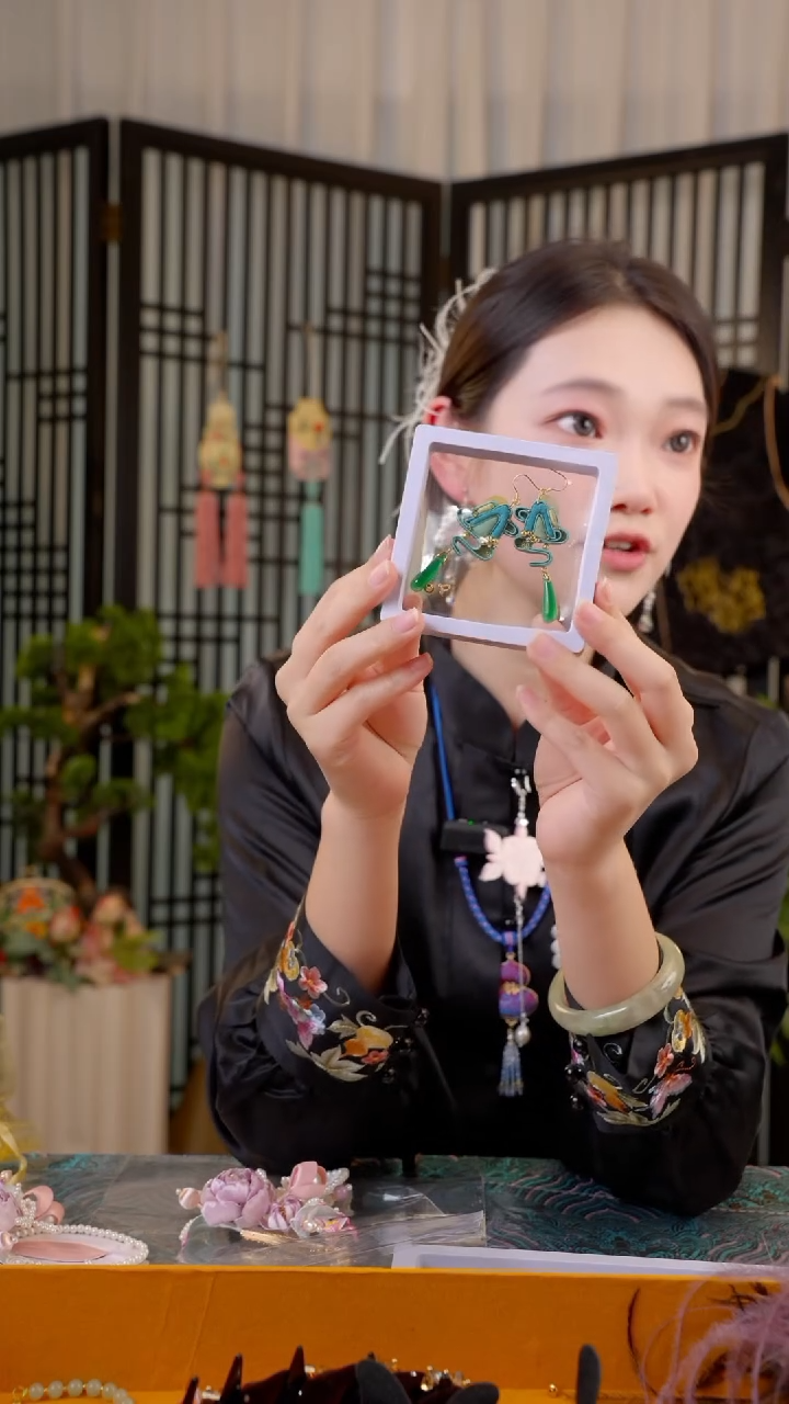 织绣甜****圈非遗苏绣绒花饰品