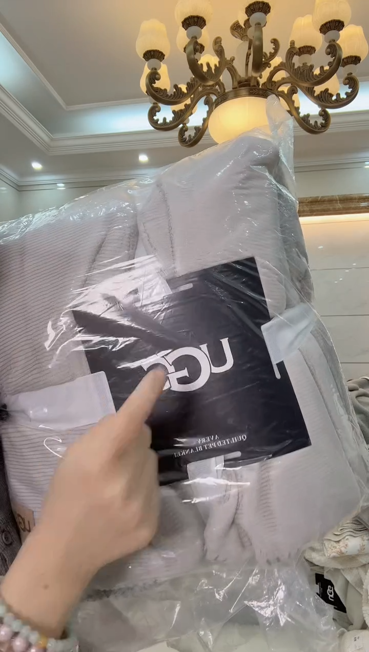 羊驼毛2.2*2.4GUU灰条纹