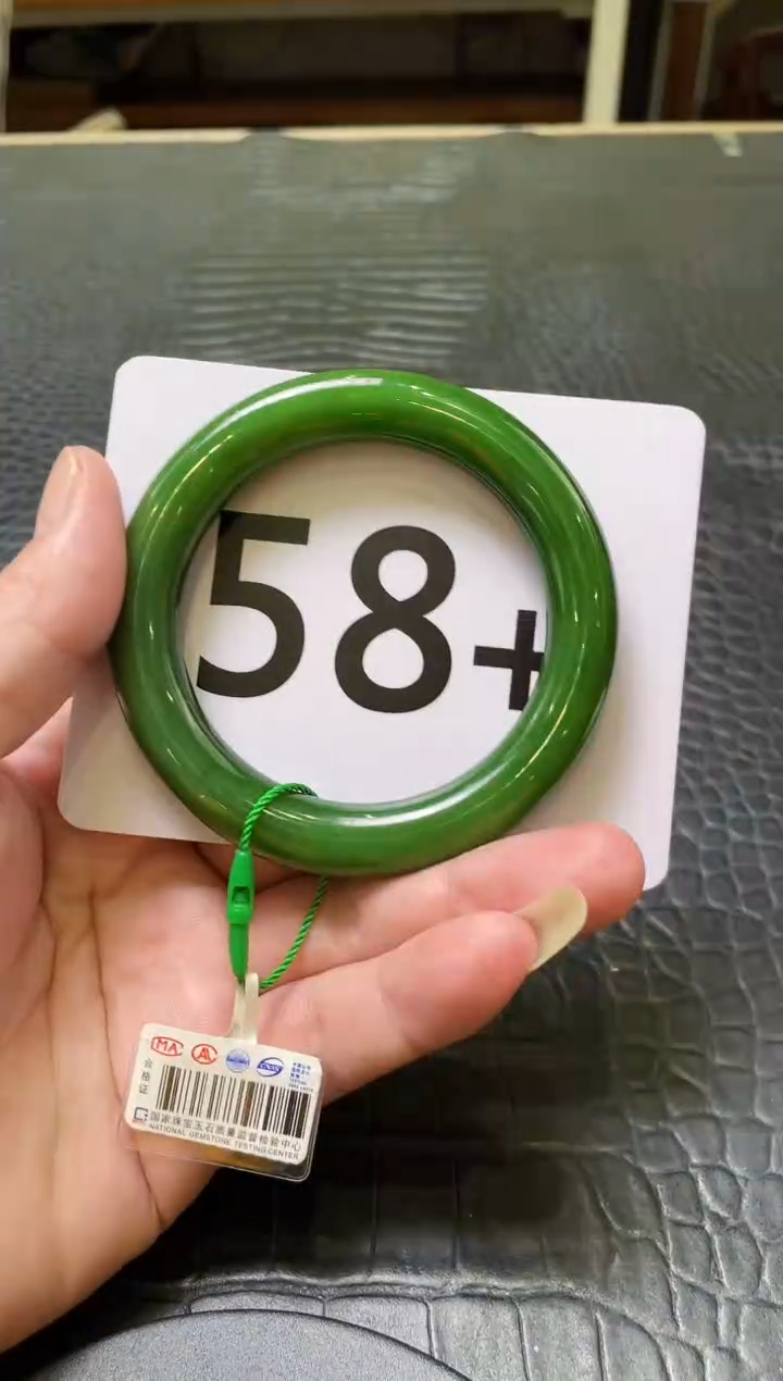 和田玉（碧玉）手镯未镶嵌一个