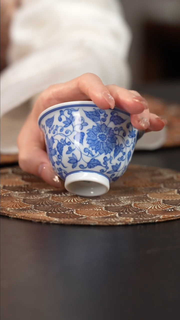 【闪购商品】杯看山柴窑青花缠枝压手
