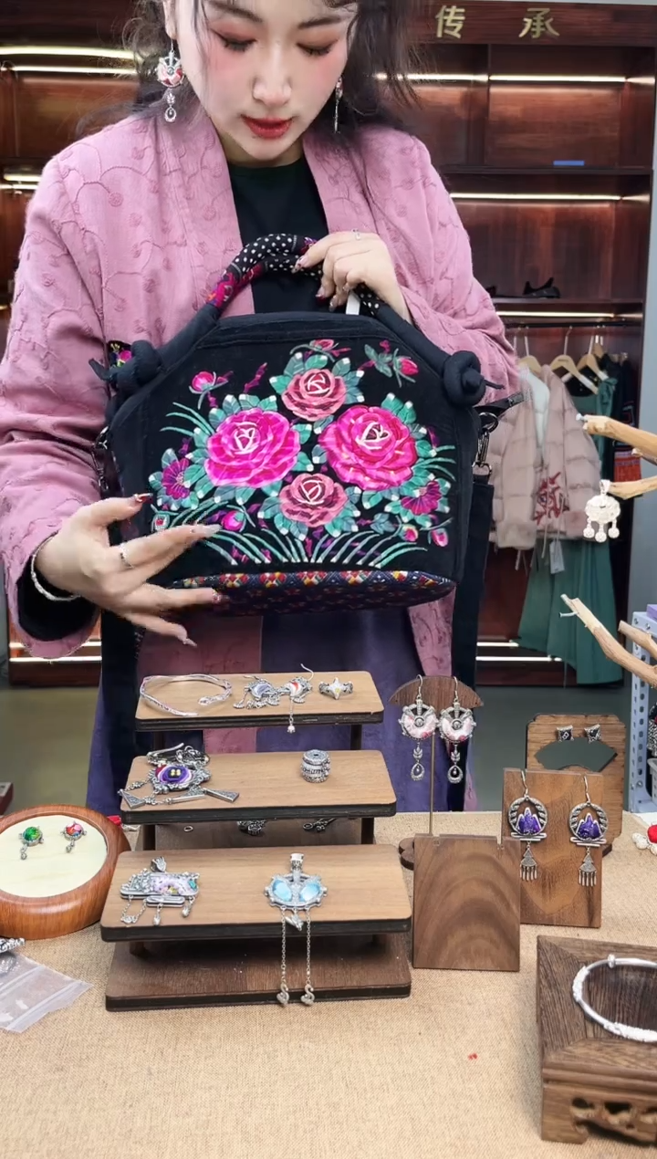 【闪购商品】织绣A65黔东南苗族刺绣