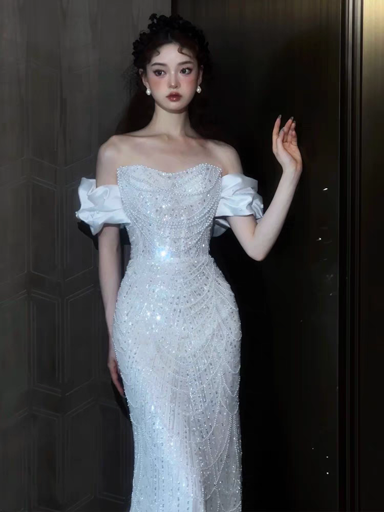 一字肩白色修身显瘦轻奢小众鱼尾重工婚纱订婚礼服