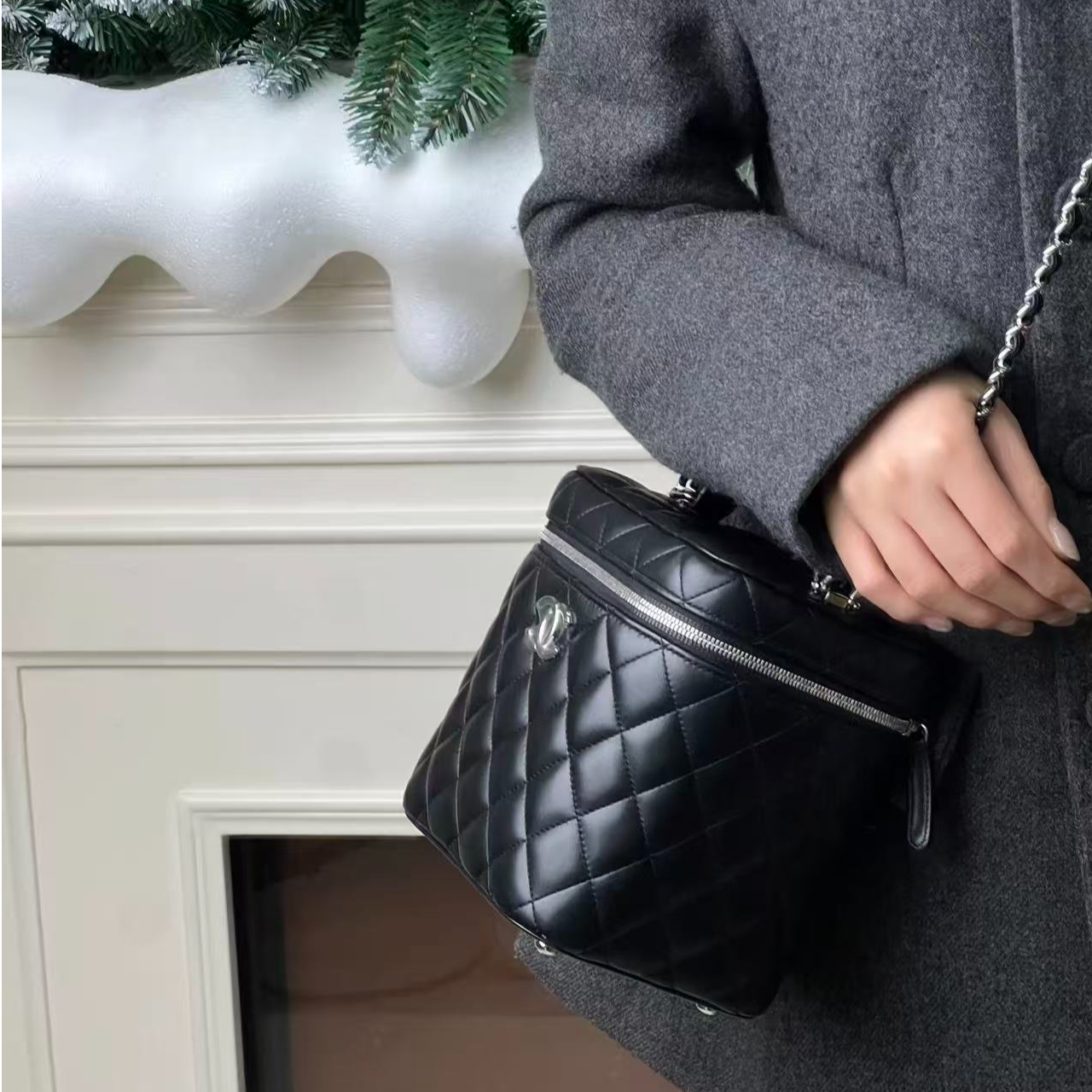 99新 Chanel/香奈儿 手柄化妆包黑银羊/甄选