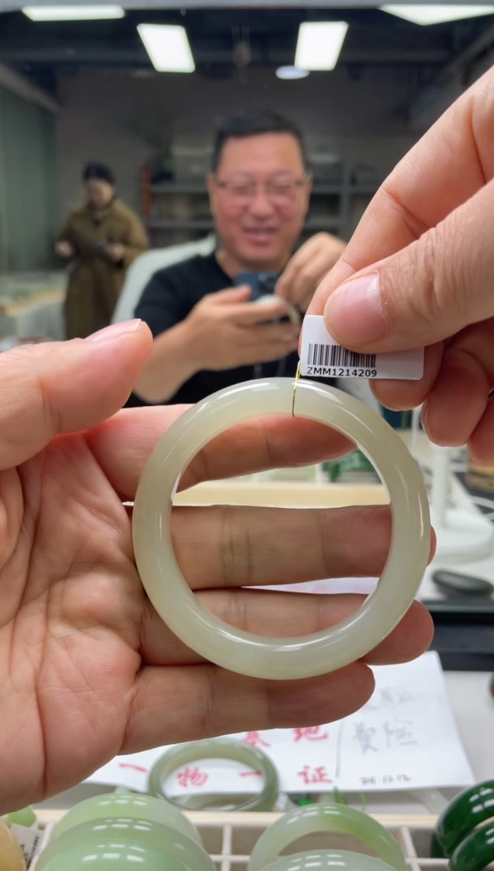 【闪购商品】和田玉手镯未镶嵌编码4209 圈口55-56