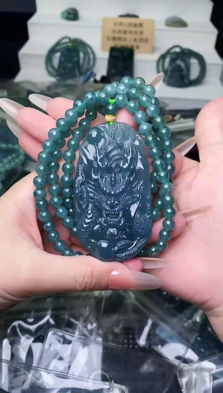 颈饰未镶嵌翡翠 