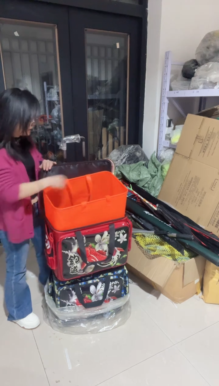 拉杆箱  一个   瑕疵拉头坏  