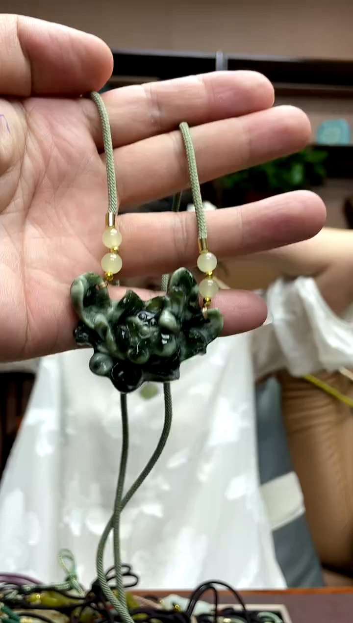 岫玉未镶嵌颈饰·