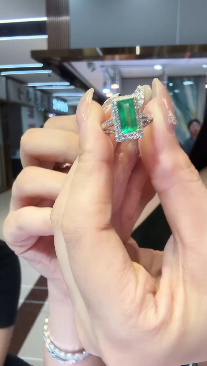 18K金镶嵌戒指祖母绿1.65ct