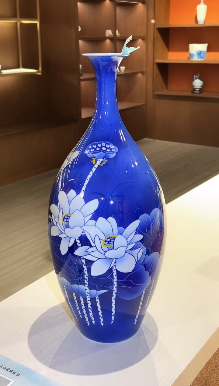 【闪购商品】瓶景德镇陶瓷青花荷花橄榄瓶