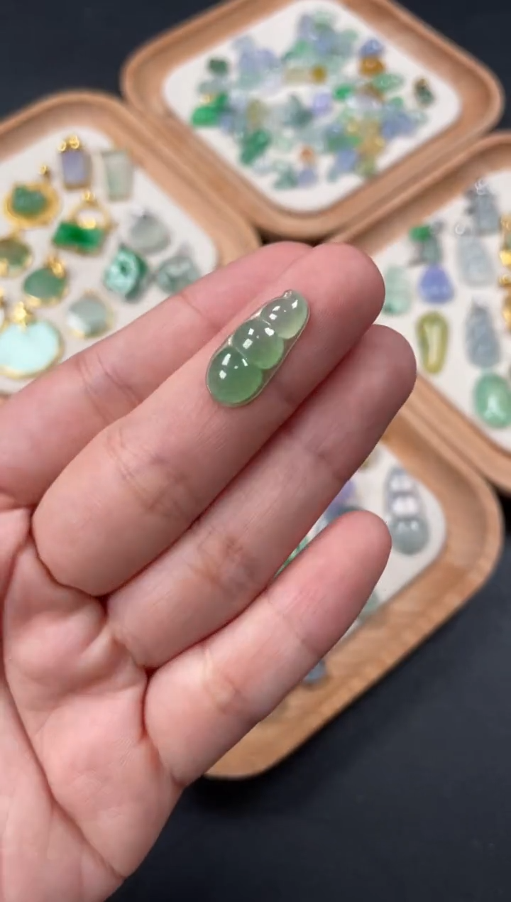 翡翠未镶嵌吊坠(不含链)一个    P563