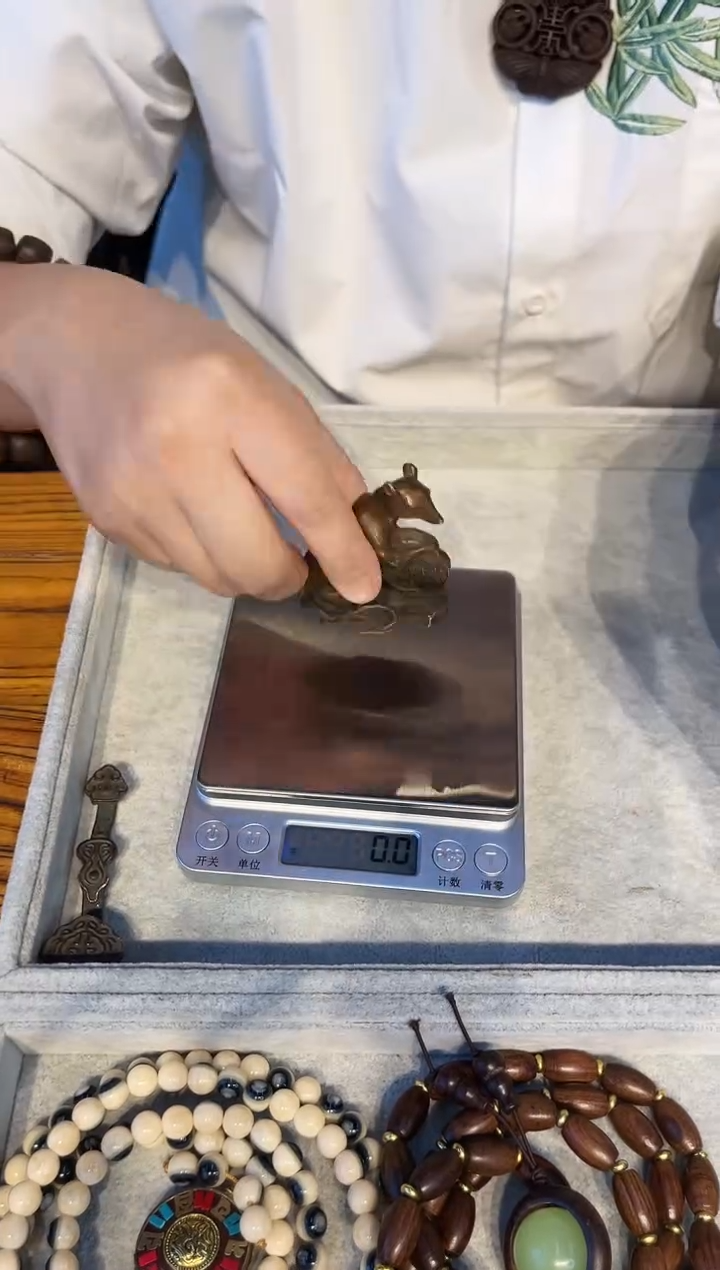 帝王专属铜器小摆件 