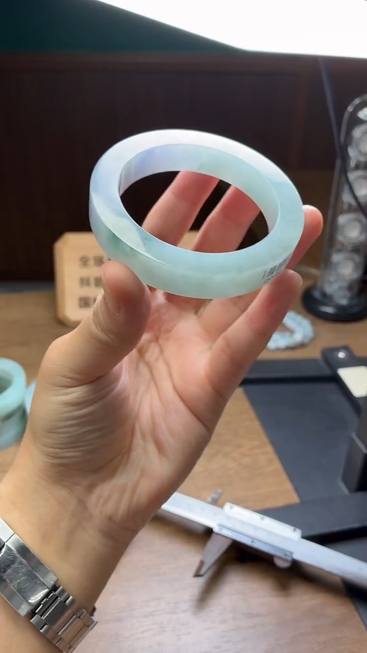 未镶嵌手镯定制翡翠流**舞定制