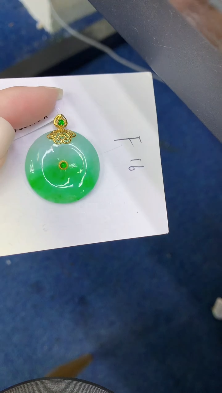 颈饰18K金镶嵌翡翠缅甸天然翡翠A货