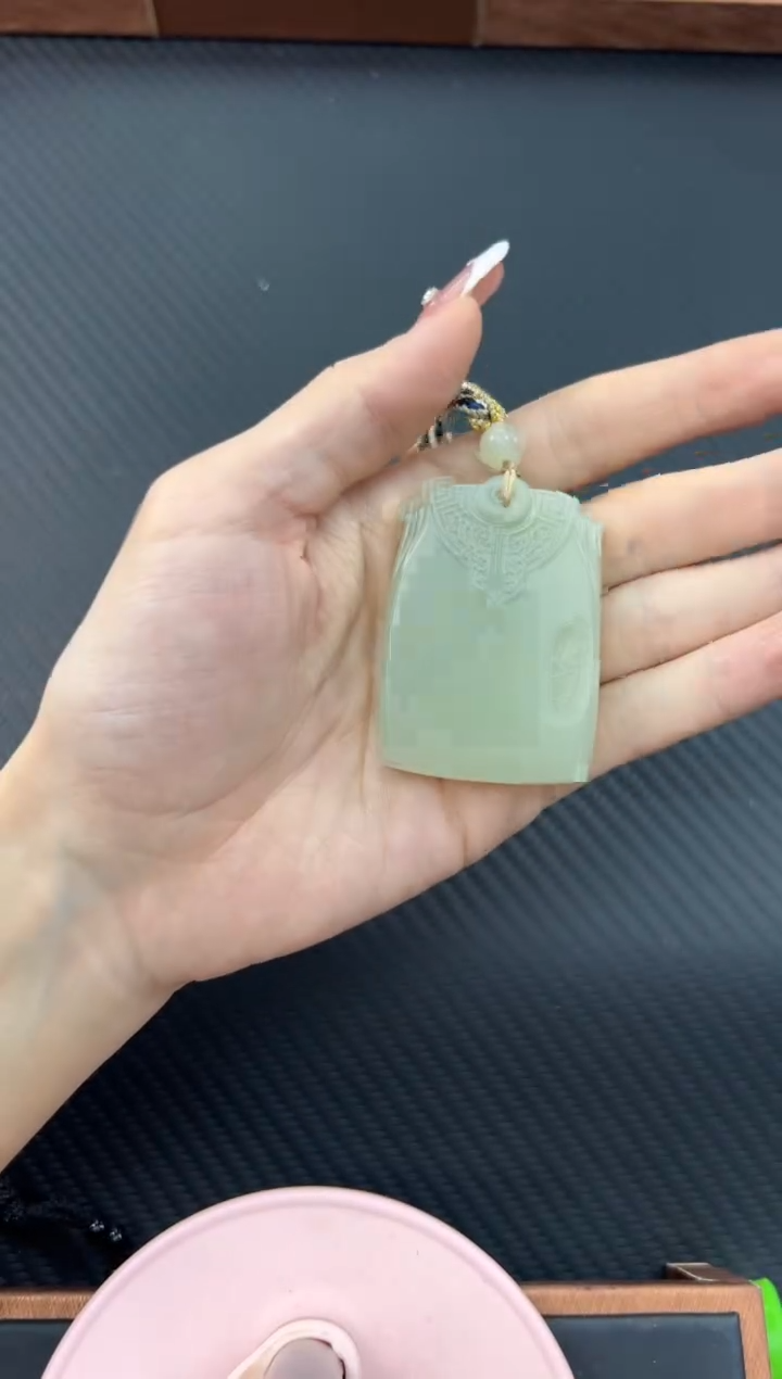 【闪购商品】和田玉吊坠(赠链)未镶嵌且末微色差迪克兰吊坠
