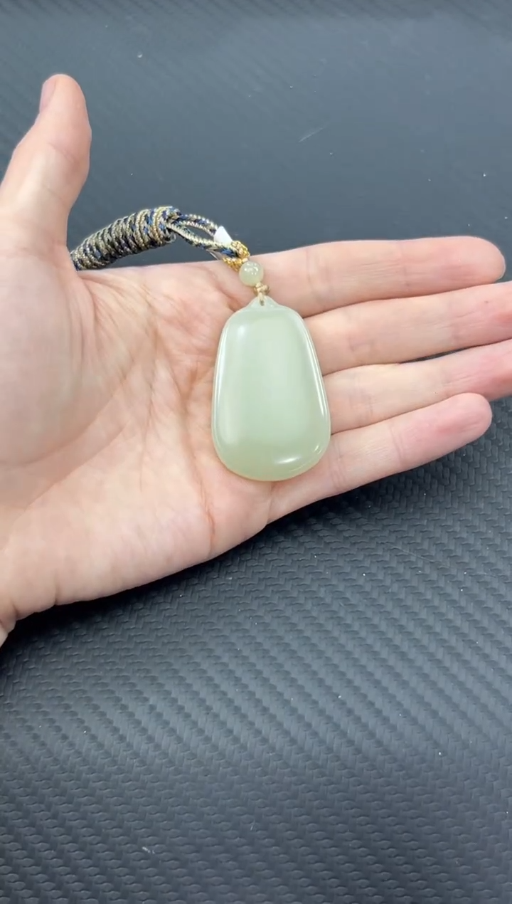 【闪购商品】和田玉吊坠(赠链)未镶嵌且末微色差迪克兰吊坠