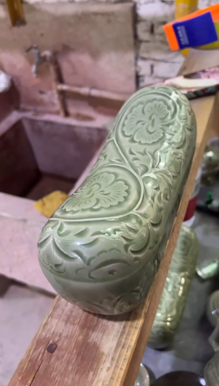 耀州窑青瓷牡丹枕头