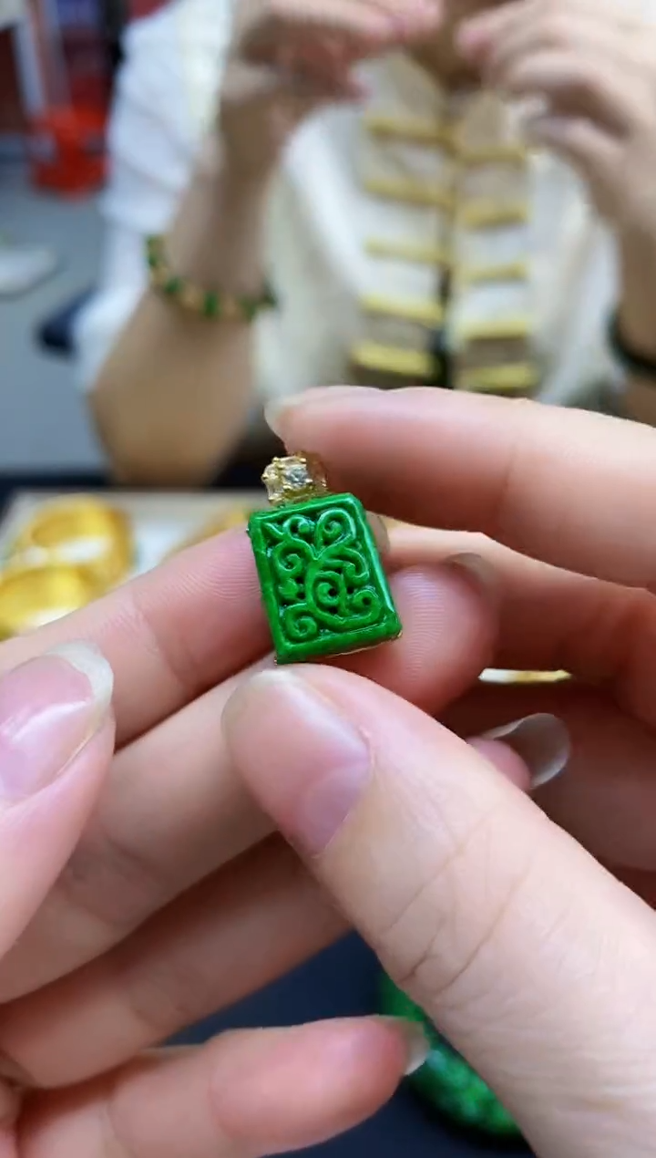 颈饰未镶嵌翡翠吊坠