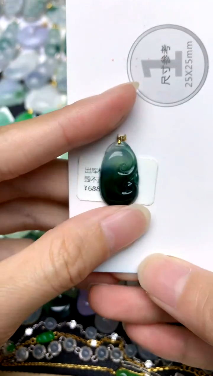 颈饰18K金镶嵌翡翠天然A货翡翠