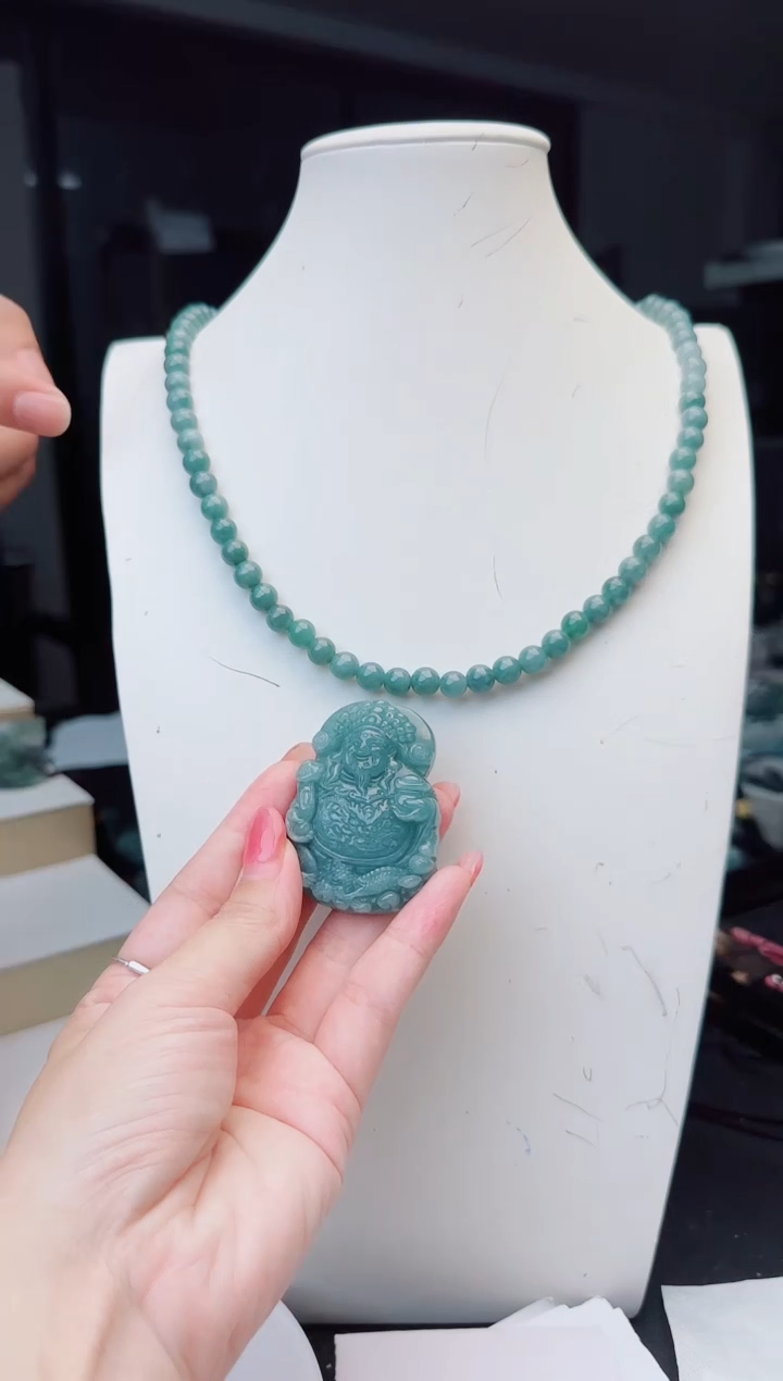 翡翠未镶嵌颈饰多样性发货其中一件