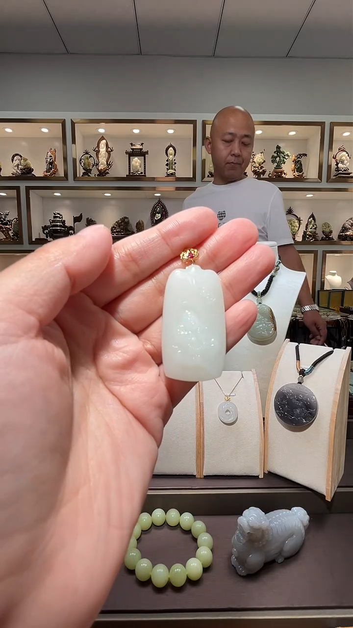 和田玉18K金镶嵌颈饰苏