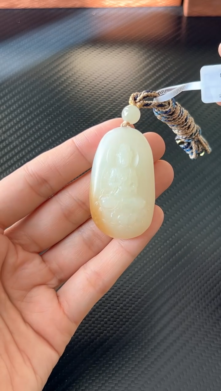 吊坠(赠链)未镶嵌和田玉且末微色差金山 吊坠