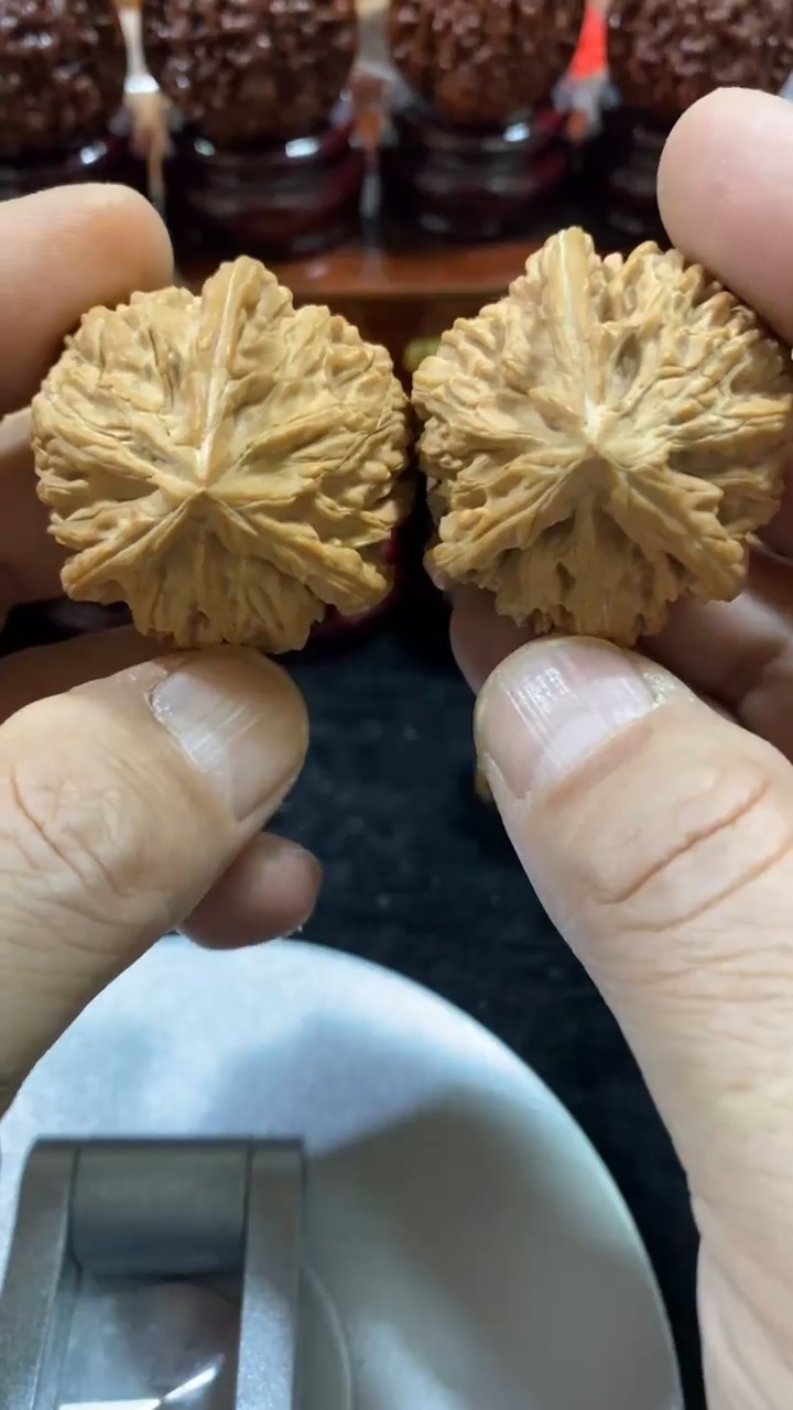 【闪购商品】文玩核桃手串玉龙粗筋三棱42