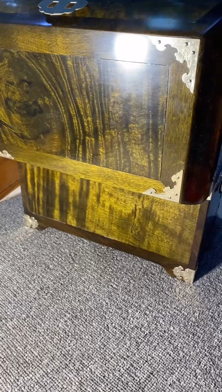 【闪购商品】金丝楠木艺阴沉官皮箱F53