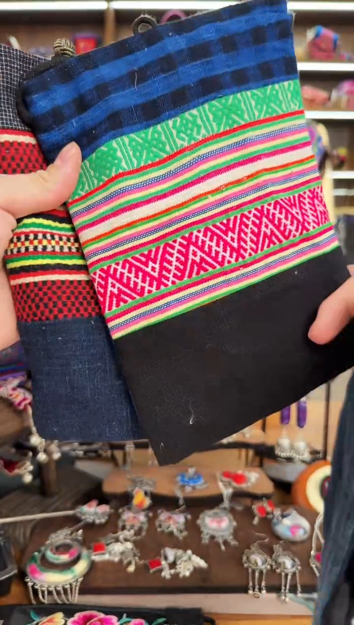 【闪购商品】织绣A10蒙阿苏苗绣传承