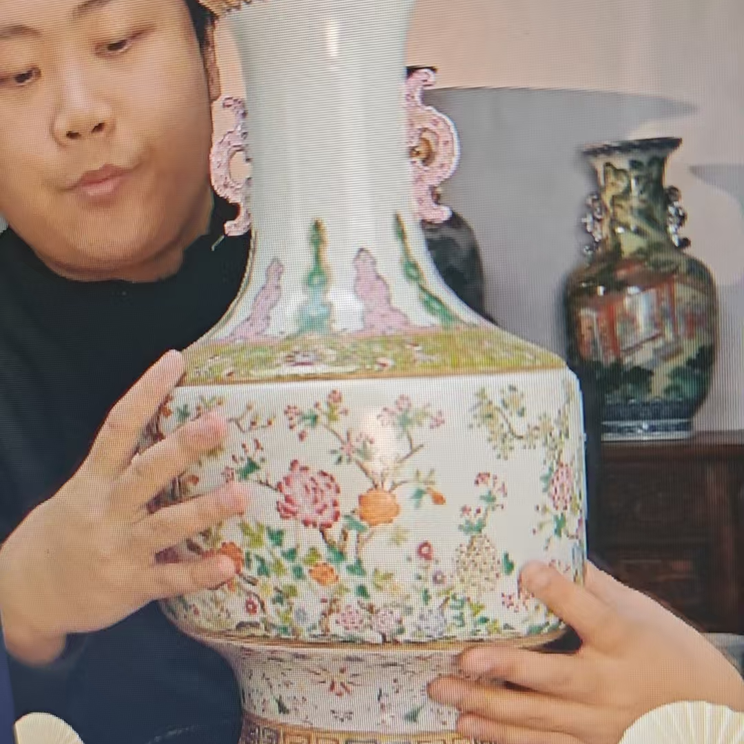 珐琅彩花卉赏瓶.............