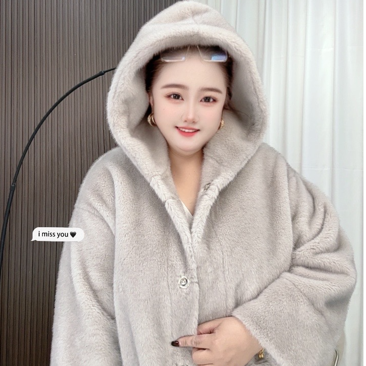 大码女装新款上市 春节战袍 连帽版设计 宽松版型保暖又时尚 