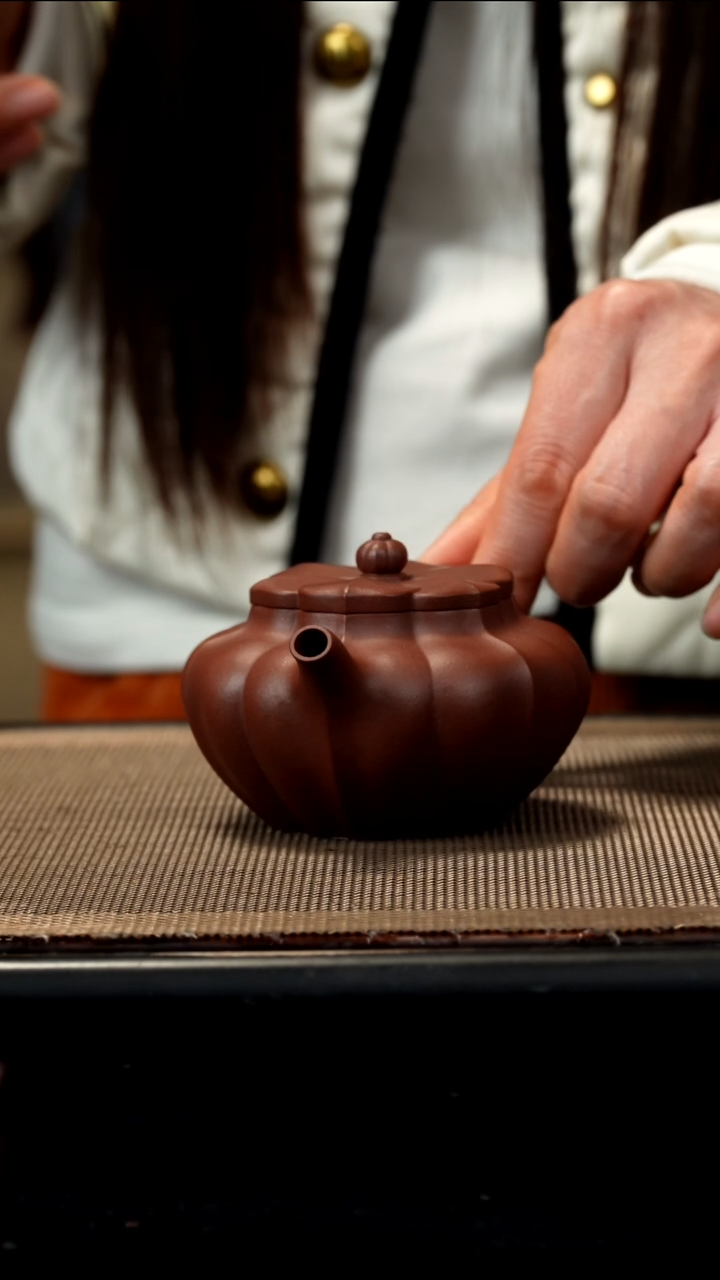 紫砂茶盏紫泥筋纹鸣远菱花160CC微瑕