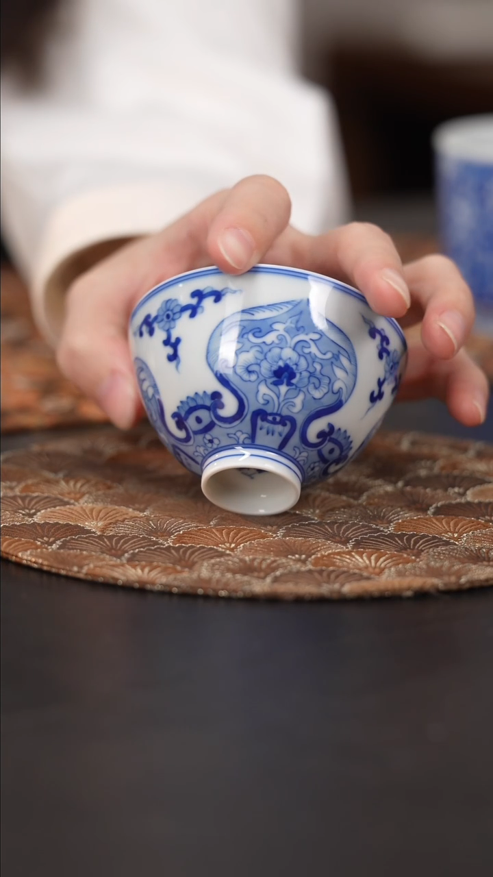 【闪购商品】杯看山柴窑青花如意