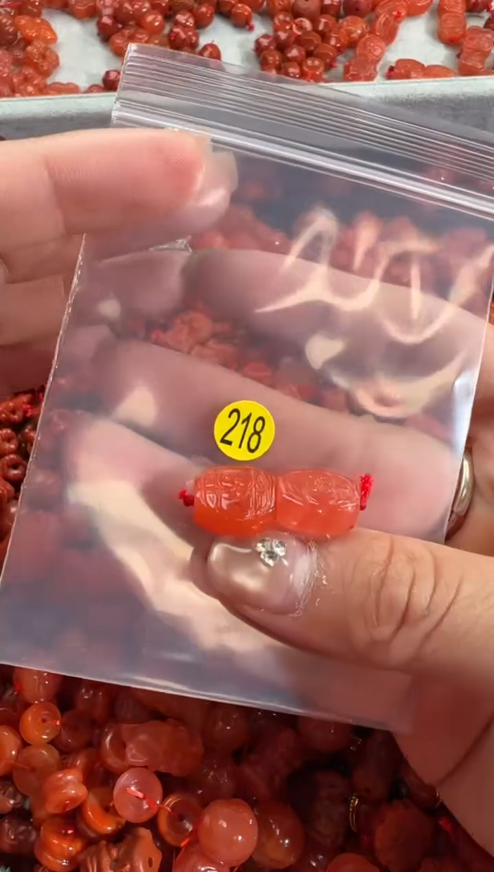 南红玛瑙未镶嵌颈饰2