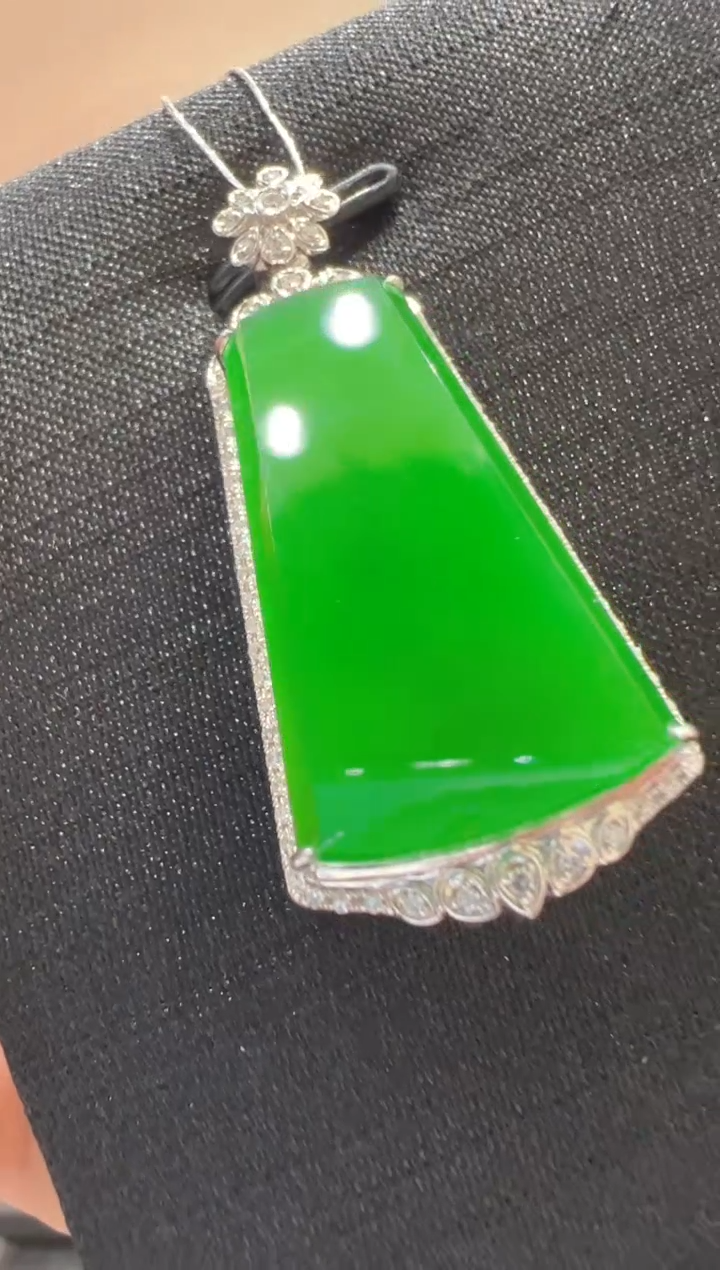 【闪购商品】翡翠吊坠(不含链)18K金镶嵌           