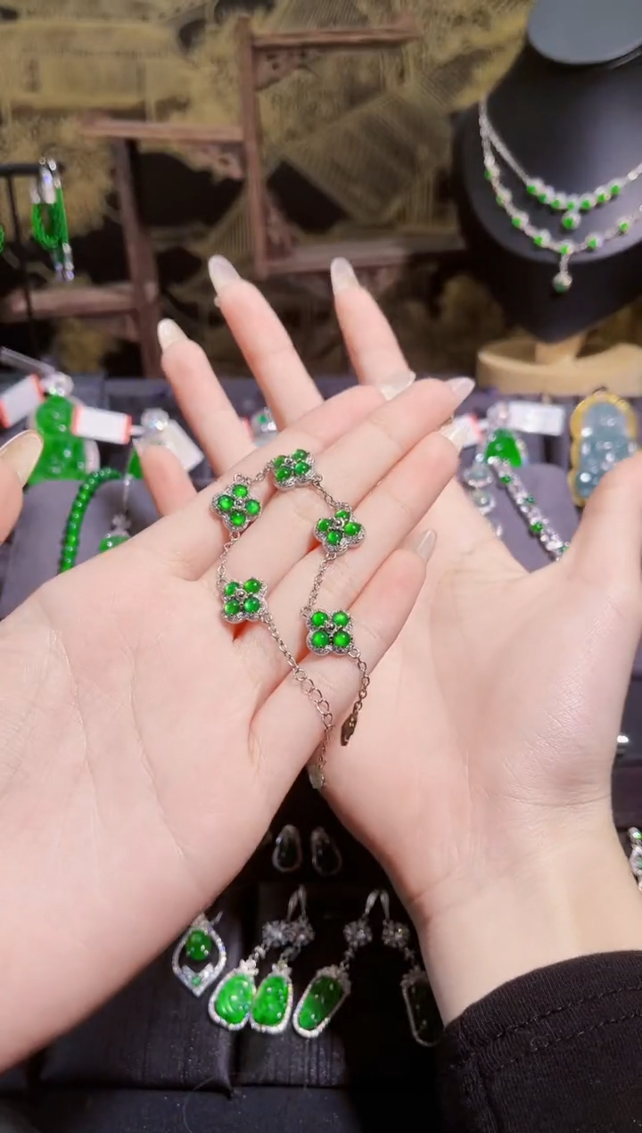 【闪购商品】翡翠手链银S925镶嵌四叶草手链