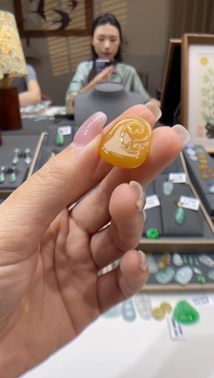 翡翠未镶嵌颈饰如意