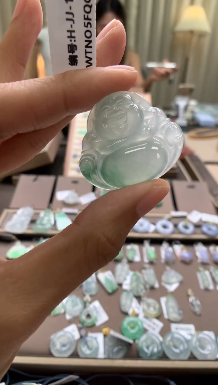 翡翠未镶嵌颈饰佛公