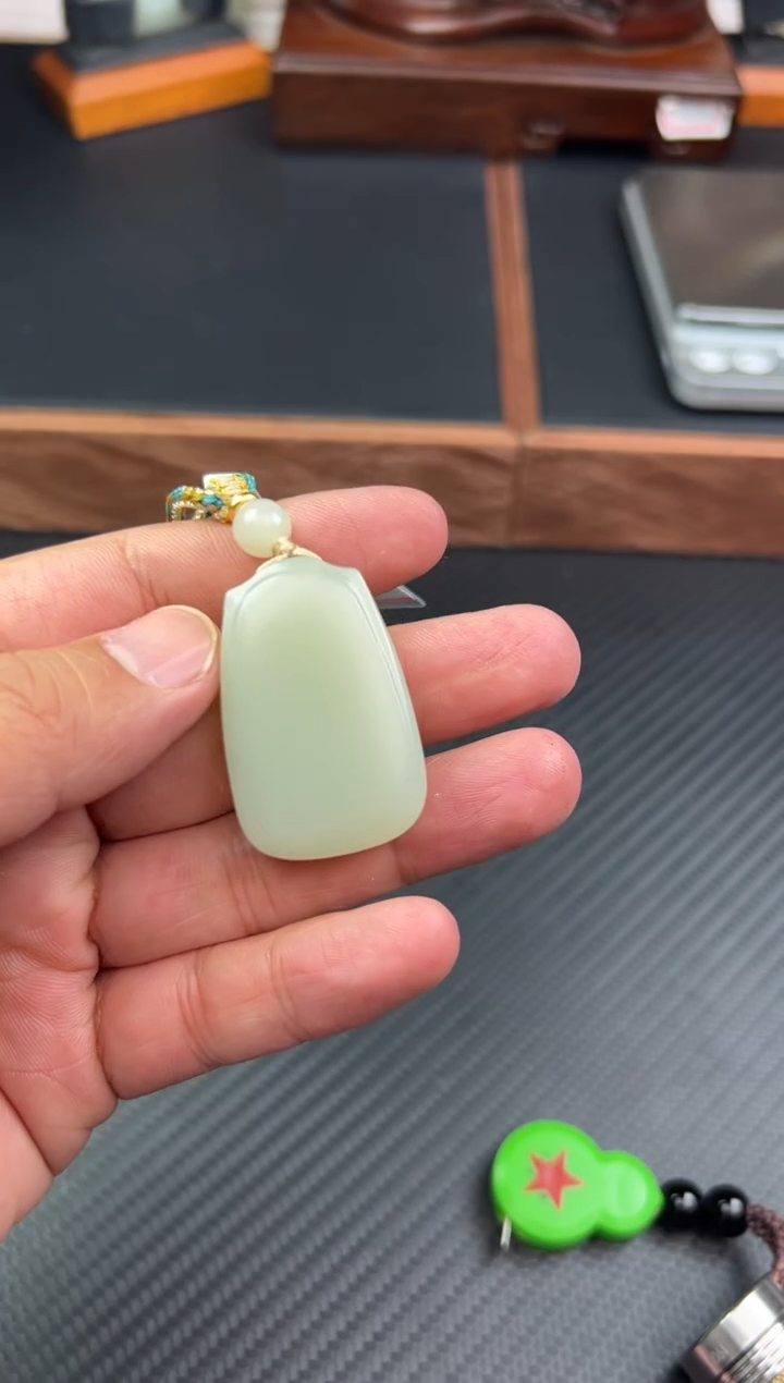 【闪购商品】和田玉吊坠(赠链)未镶嵌且末微色差迪克兰一细